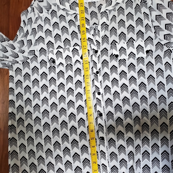 Fun 2 Fun white and black Henley blouse in XL - Picture 4 of 4